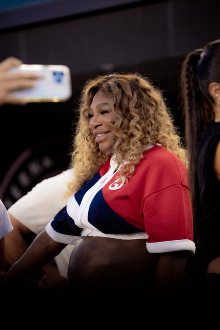 Serena Williams en las tribunas en el DRV PNK Stadium 