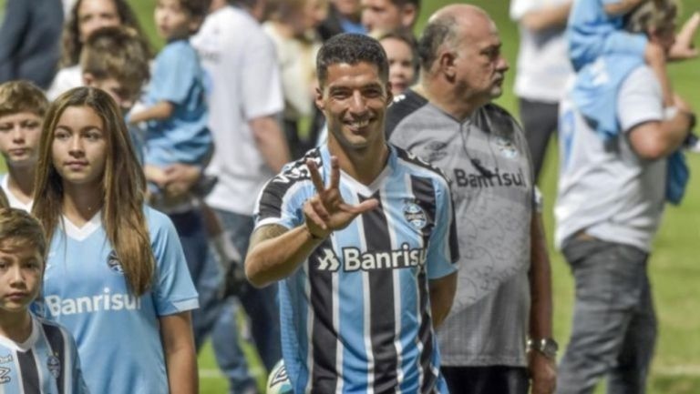 Luis Suárez con la playera del Gremio 