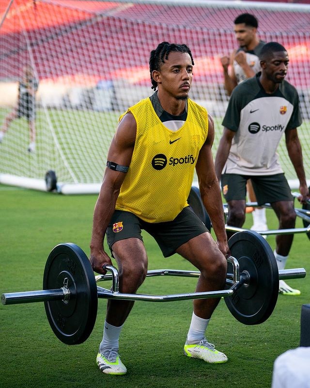 Jules Koundé entrenando con el Barcelona