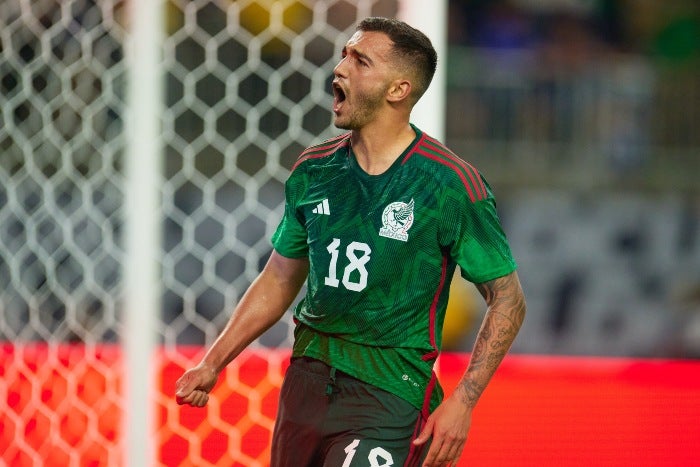 Luis Chávez festeja un gol con la Selección Mexicana