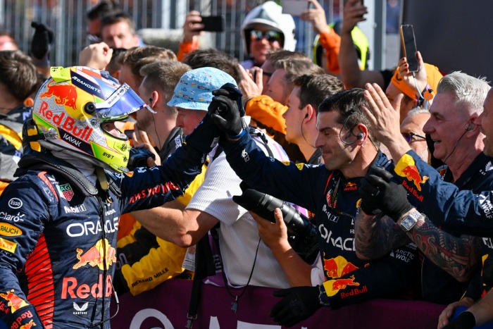 Checo Pérez celebra con su equipo al término del GP de Hungría
