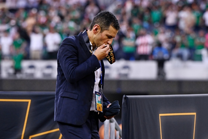 Jimmy Lozano besa la medalla de campéon de la Copa Oro