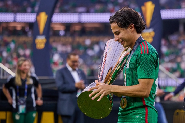 Diego Lainez con el trofeo de la Copa Oro