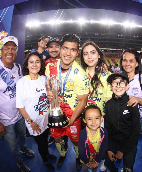 Acosta celebrando el título con su familia 