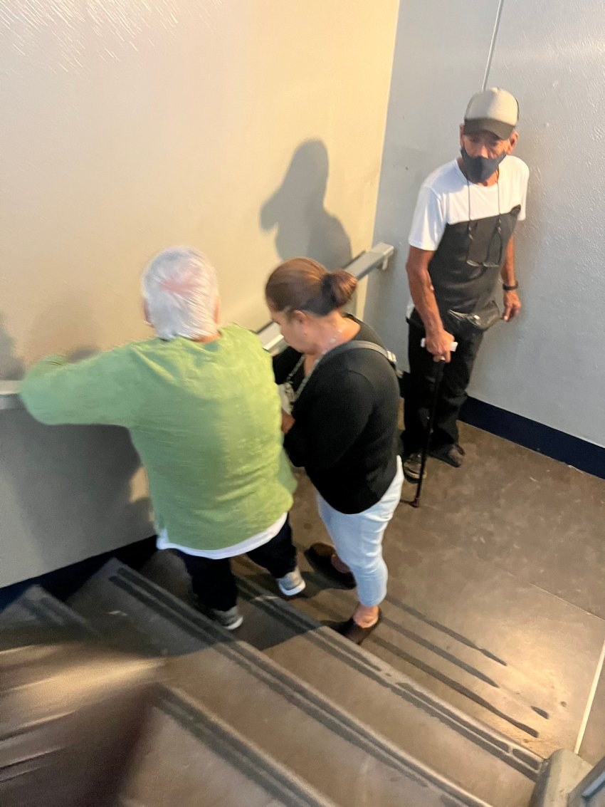 Personas tras la falla del elevador