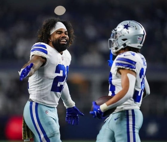 'Zeke' Elliott festeja con un compañero