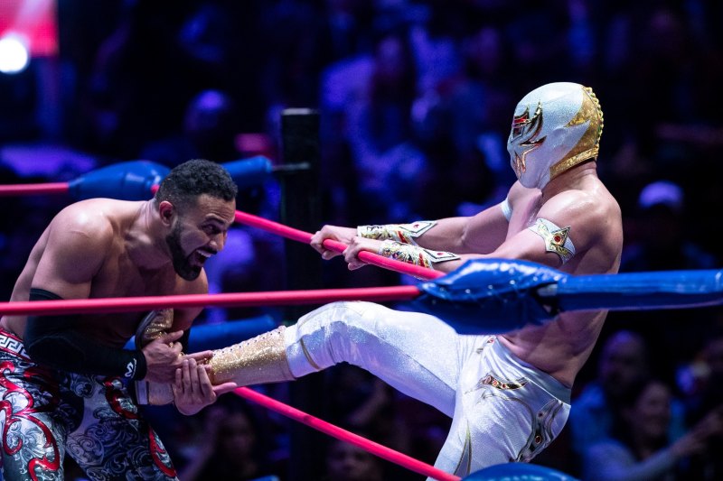 Rocky Romero luchando contra Máscara Dorada 2.0