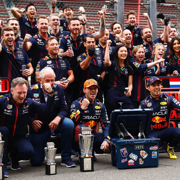 Equipo de Red Bull celebrando el triunfo 