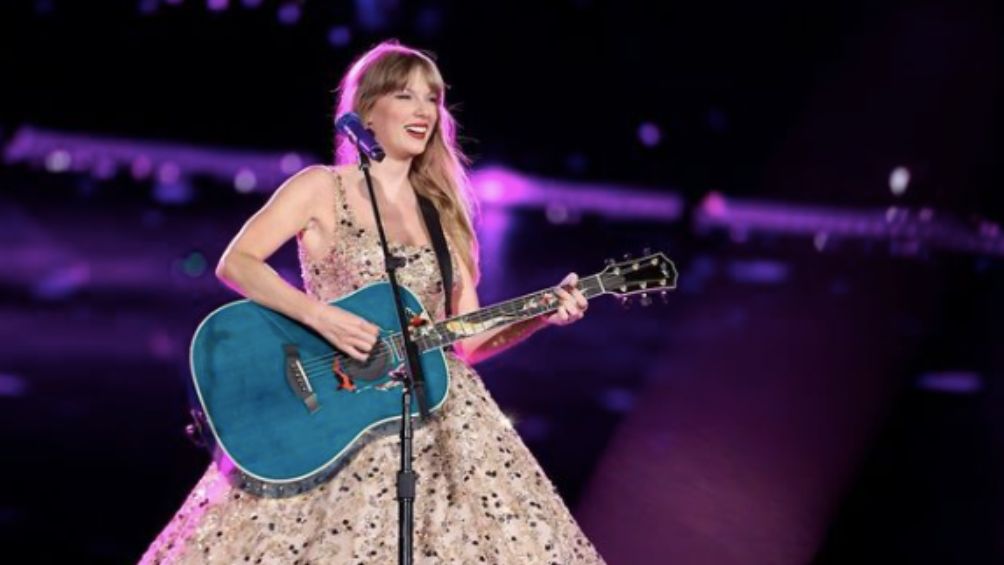 Taylor Swift tocando su guitarra en su show en el Lumen Field