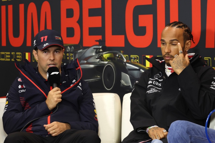 Checo Pérez y Lewis Hamilton en conferencia de prensa