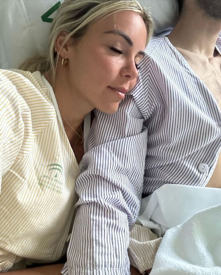 Alba Silva con Sergio Rico en el hospital