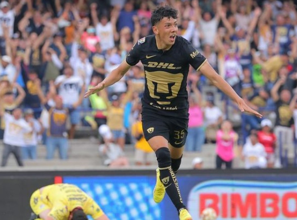 Ruvalcaba festeja un gol con Pumas