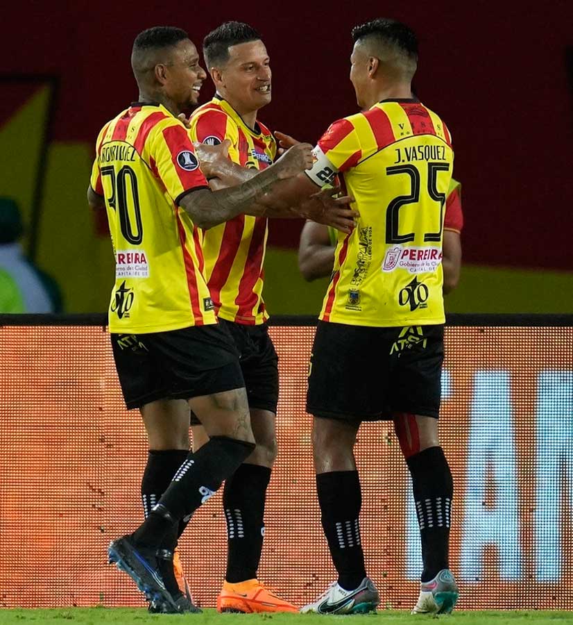 Jugadores del Deportivo Pereira celebran gol con Juan Santacruz