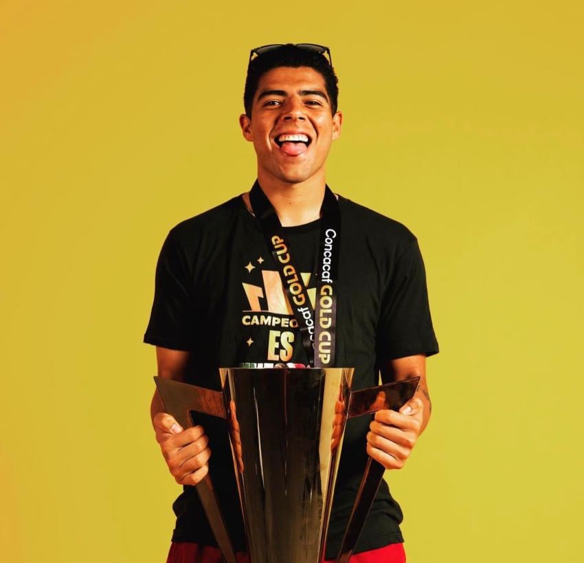 El futbolista de Rayados con el trofeo de la Copa Oro 