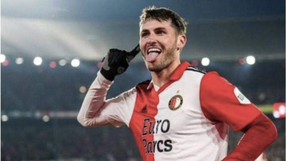 Santi festeja una anotación con el Feyenoord