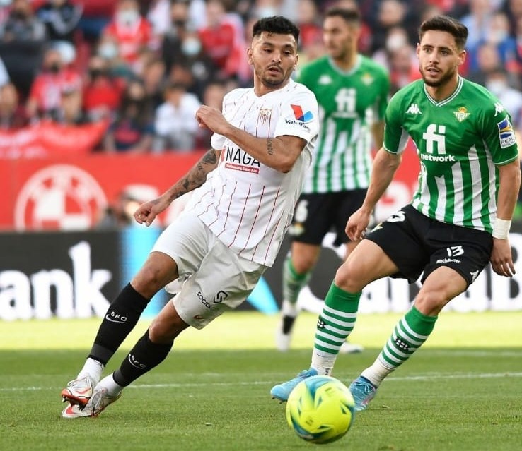 Tecatito Corona durante un partido con Sevilla