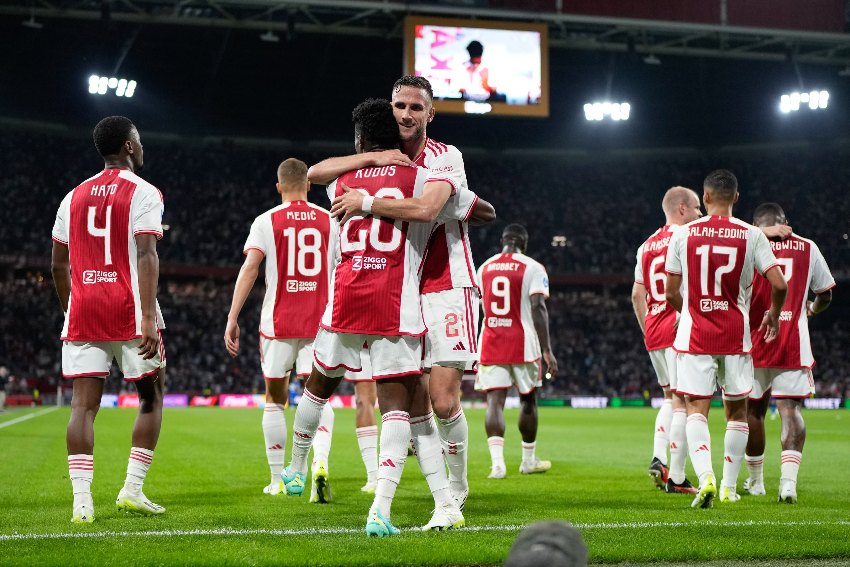 Ajax en celebración de gol ante Heracles