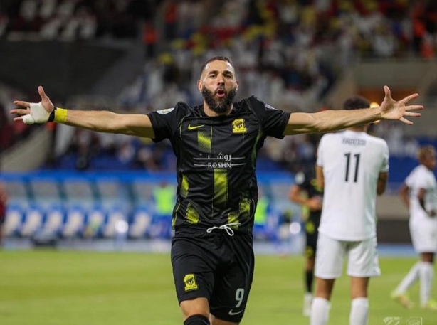 Karim Benzema festeja un gol con Al-Ittihad