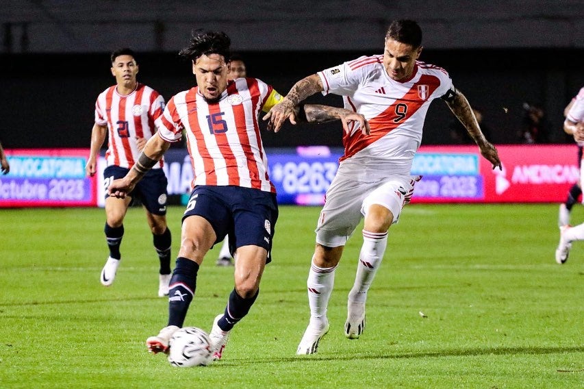 INSTAGRAM @albirroja Paraguay y Perú disputando el balón