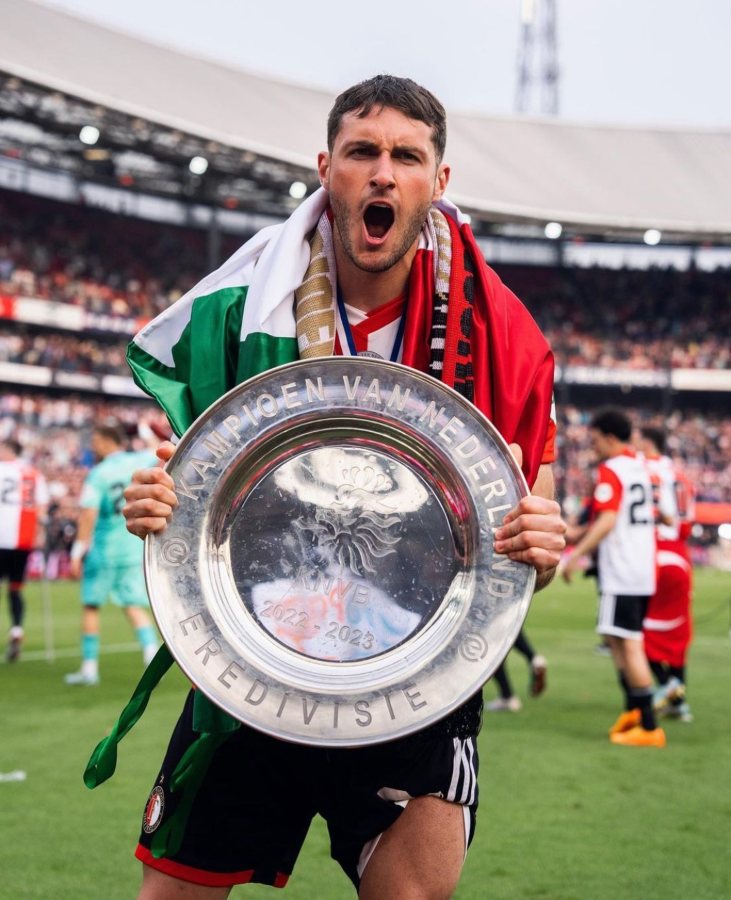 Santi Giménez con el título de Eredivisie