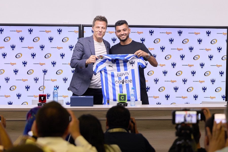 Tecatito con Tato Noriega en presentación con Rayados