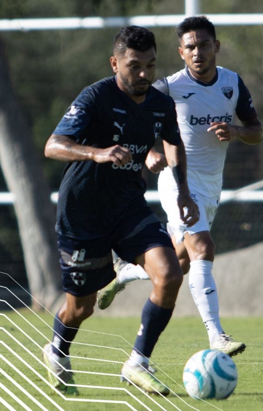 Tecatito Corona en su debut con Rayados