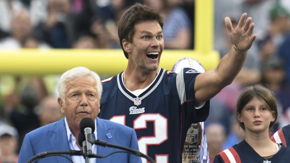 Brady saludando a sus conocidos en su homenaje