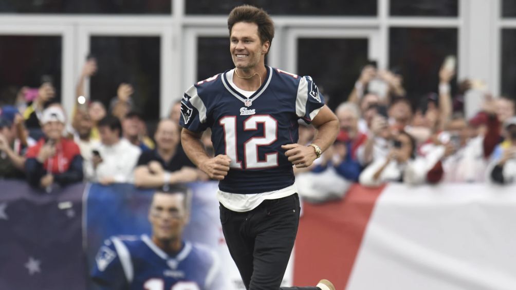 Brady leaves tunnel to pay tribute