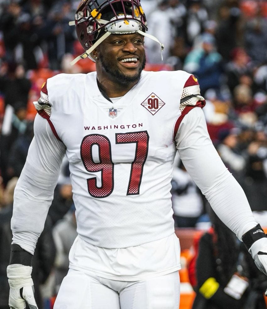 Efe Obada de los Washington Commanders