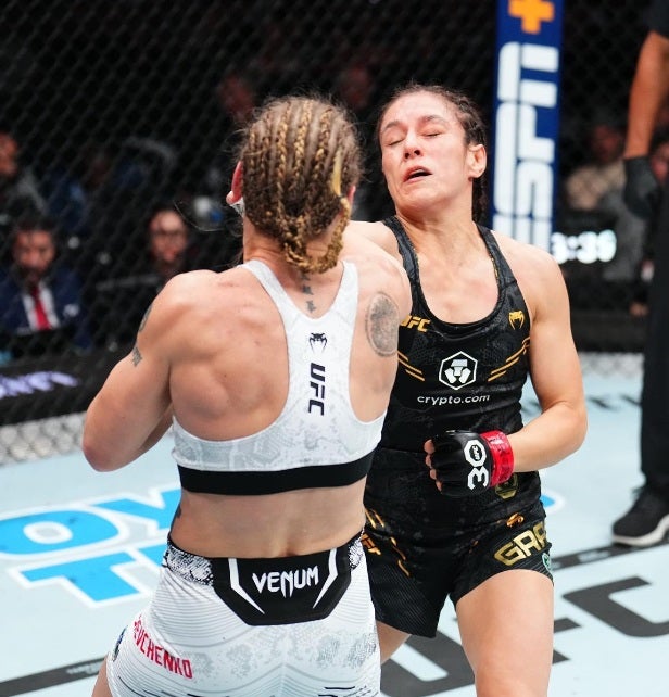 Alexa Grasso durante el combate