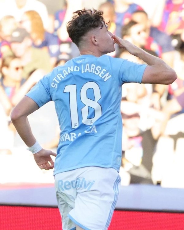Jørgen Strand Larsen celebrando su gol 
