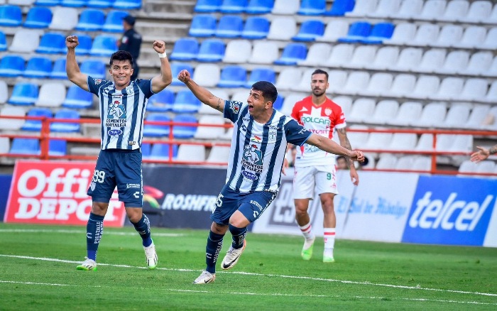 Bryan González celebrando su gol 