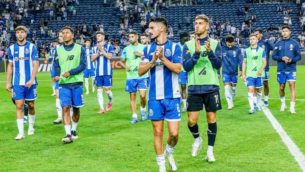 TWITTER: @FCPorto Jugadores del Porto agradecen el apoyo de su afición