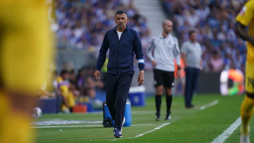 TWITTER: @FCPorto El técnico Sergio Concenciao en el juego contra Portimonense