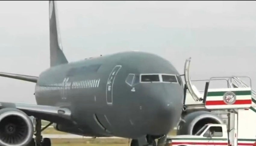 El avión que despegó en el AIFA