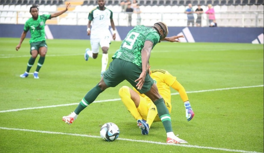 Osimhen salió lesionado en partido de Nigeria