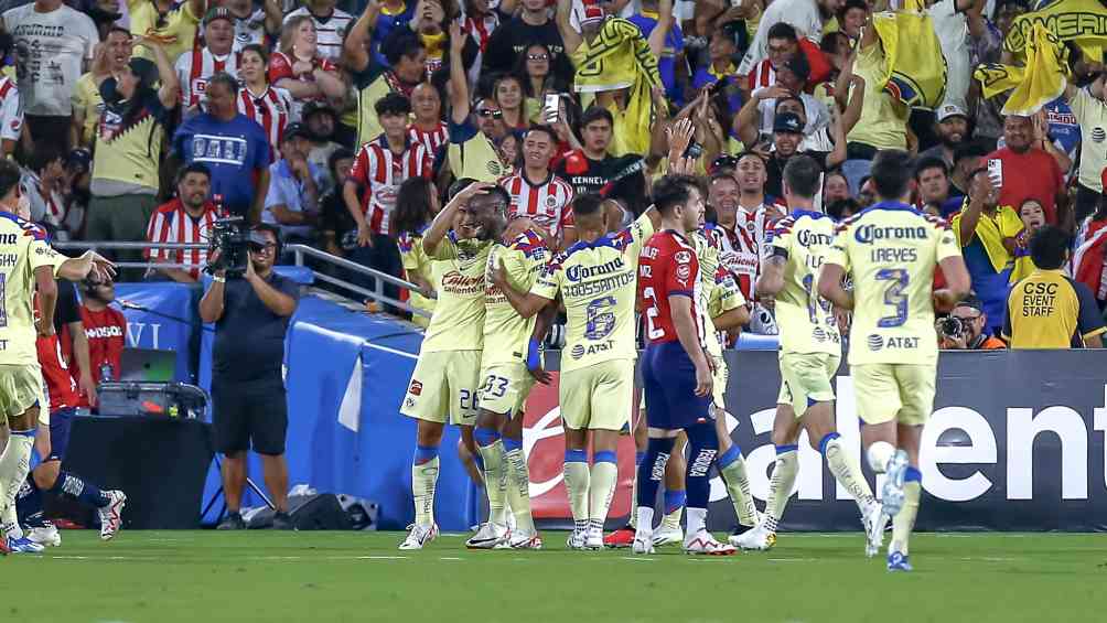 Quiñones y sus compañeros en festejo del primer gol del atacante