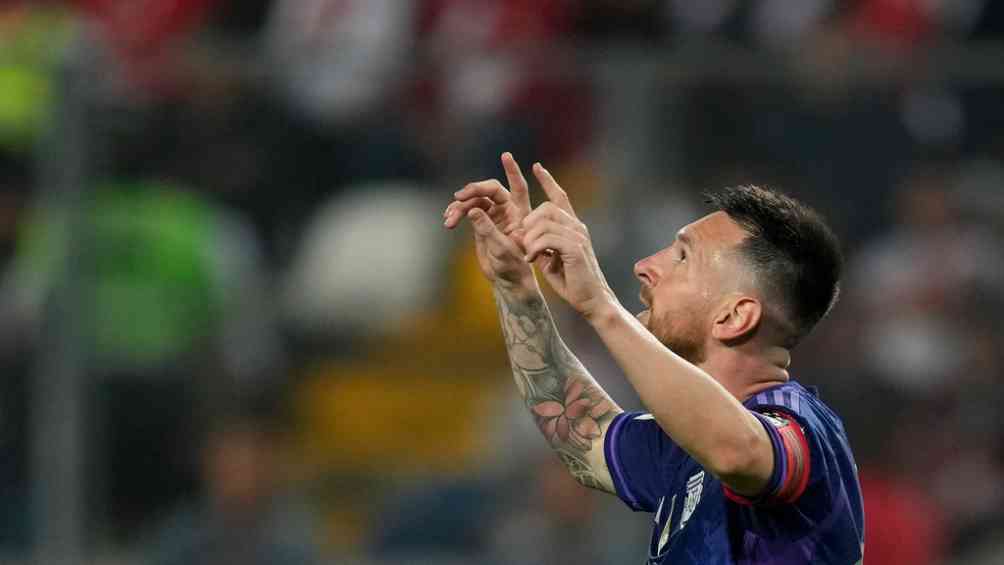 Messi festeja su segundo gol contra Perú