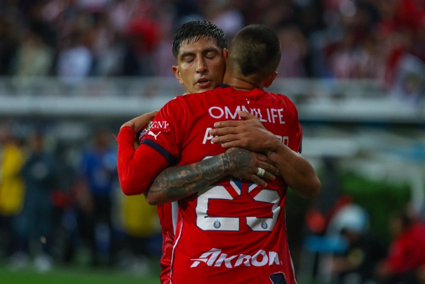 Pocho Guzmán y Piojo Alvarado en celebración de gol