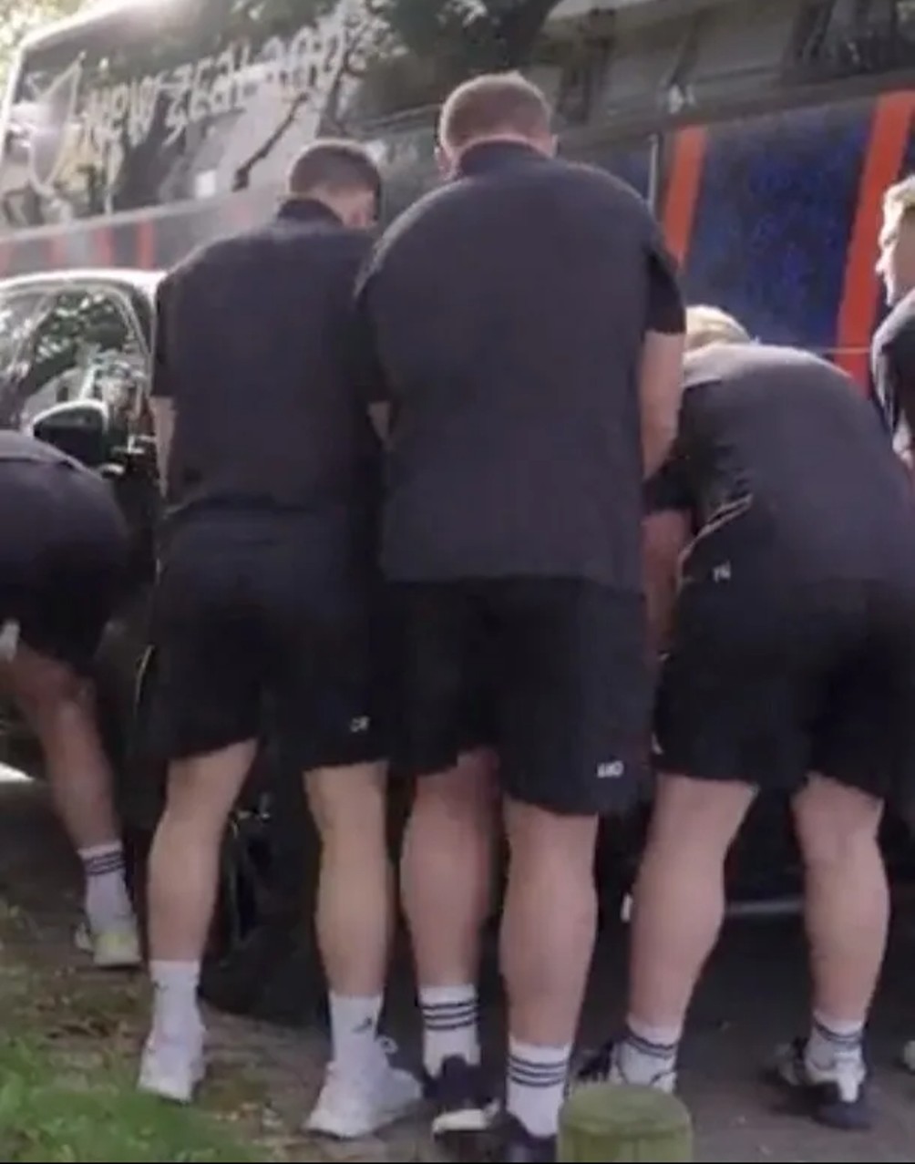 Los astros de la Copa del Mundo de Rugby de Nueva Zelanda se prepararon para su Semifinal levantando un Land Rover de tres toneladas