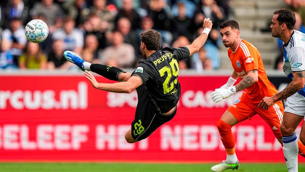 'Santi' Giménez anota de chilena con el Feyenoord 
