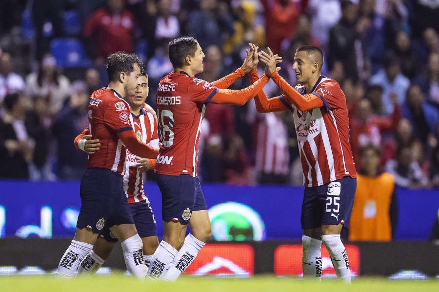 Jugadores de Chivas felicitan a Cisneros por su golazo