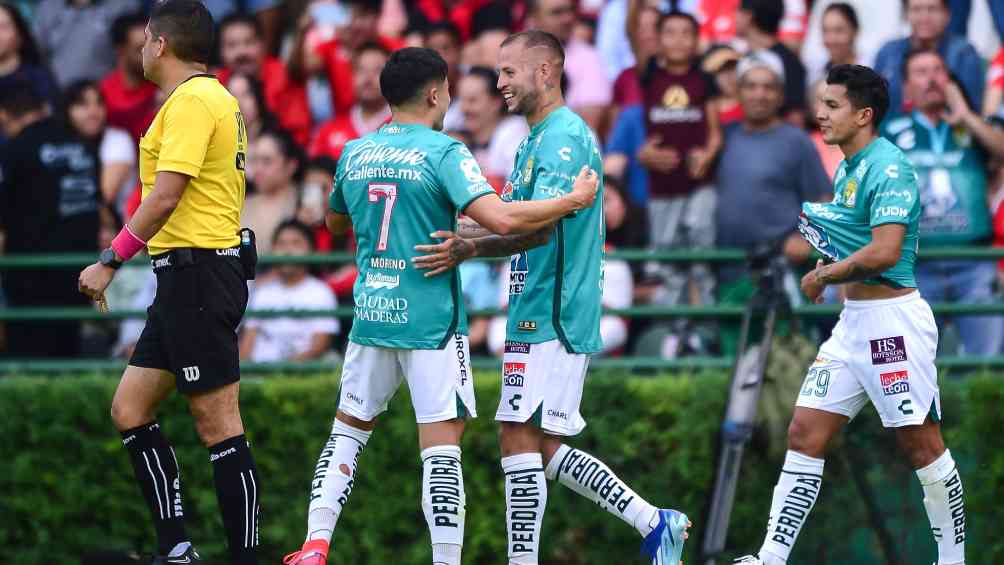 Jugadores de León felicitan a López tras su gol