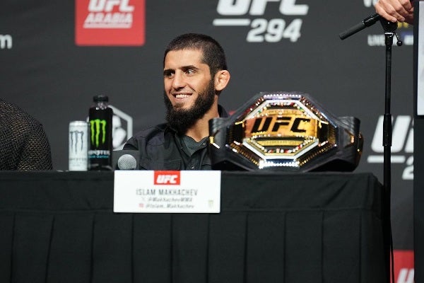  Islam Makhachev previo a su combate 