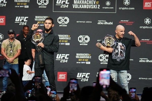  Islam Makhachev venció a Alexander Volkanovski 