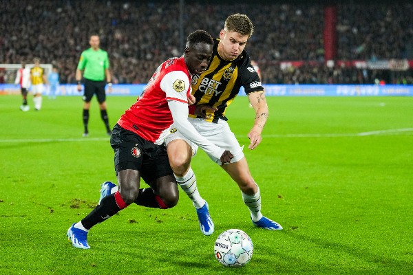 Feyenoord disputando el balón contra el Vitesse 