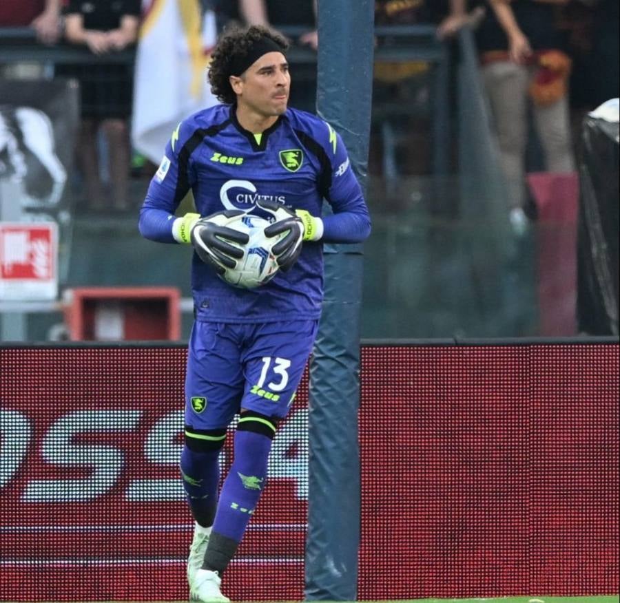 Guillermo Ochoa podría ir a la banca