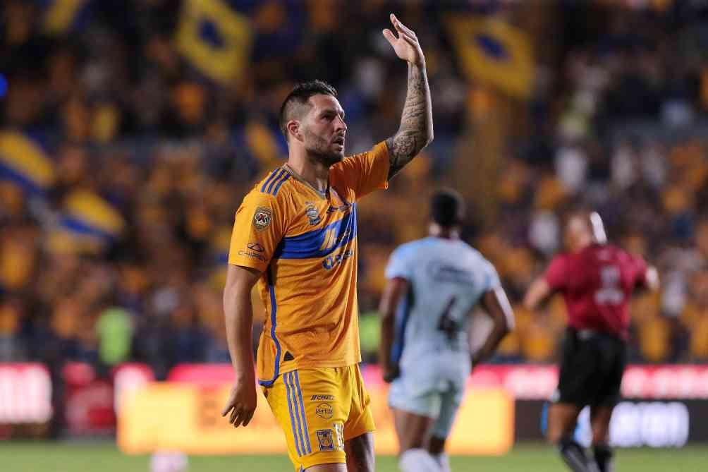 La celebración de Gignac tras su gol gracias al error de Salcedo