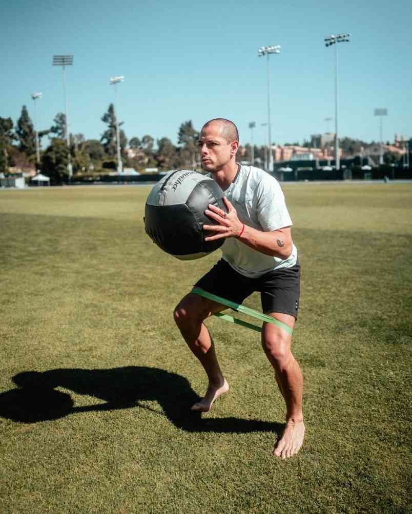 'Chicharito' también hizo algo de trabajo con balón ortopédico