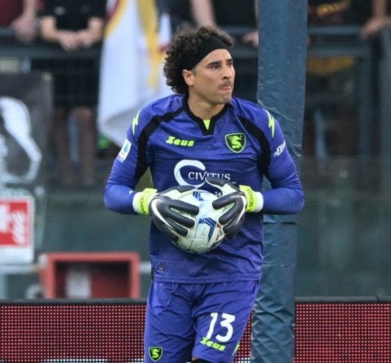 Memo Ochoa en un partido de la Salenitana